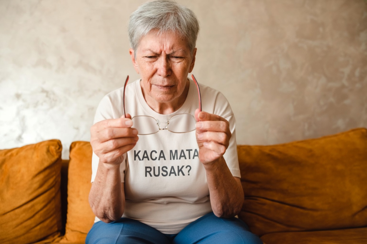 WANITA DI ATAS 60 TAHUN: 10 Sinyal Dini Aneurisma Otak yang Sering Diabaikan Banyak Orang