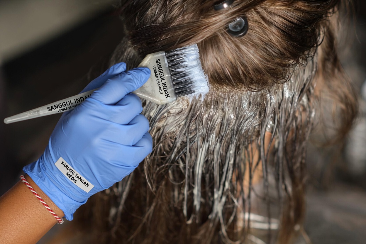 Rambut Memutih Lebih Cepat? Kebiasaan Sederhana di Rumah yang Membuat Banyak Lansia Penasaran