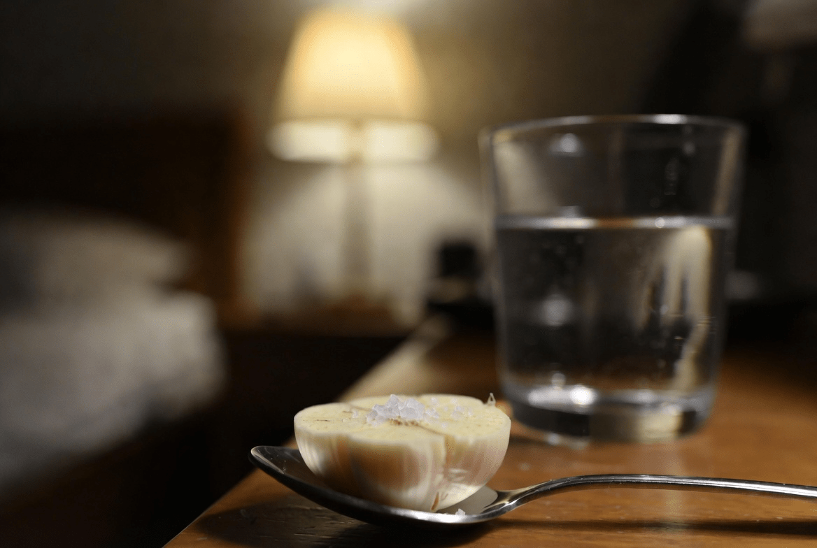 Apa yang Terjadi Saat Anda Meletakkan Bawang Putih dan Garam di Lidah Sebelum Tidur? Kebiasaan Sederhana di Malam Hari yang Patut Dicoba