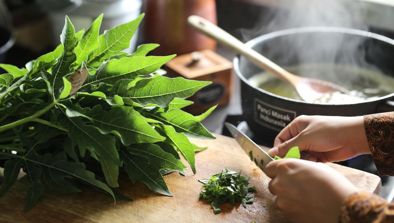 Bisakah Daun Pepaya Mendukung Rambut dan Kulit Kepala yang Lebih Sehat? Dua Metode DIY Sederhana untuk Dicoba