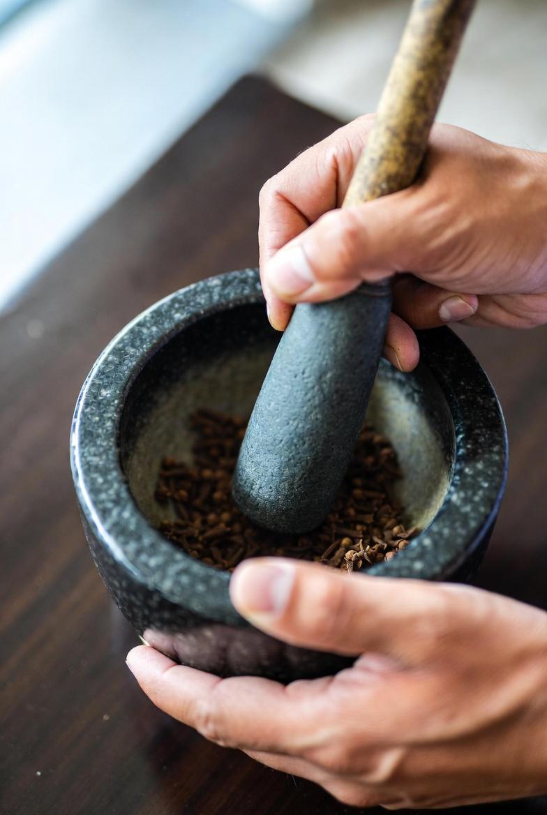 Ide Perawatan Kulit Alami: Cara Menggunakan Cengkeh dan Minyak Kelapa untuk Mendukung Tampilan Kulit yang Sehat