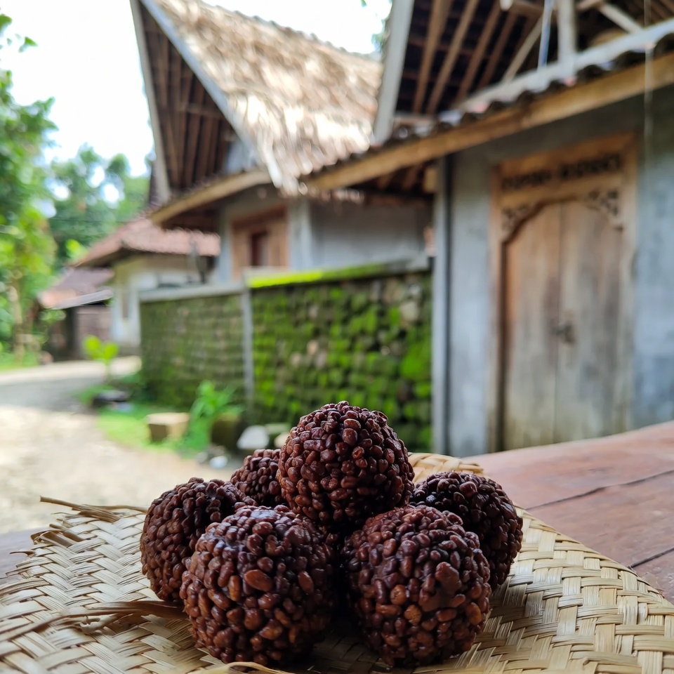 Bola Selai Kacang dengan Rice Krispies Cokelat